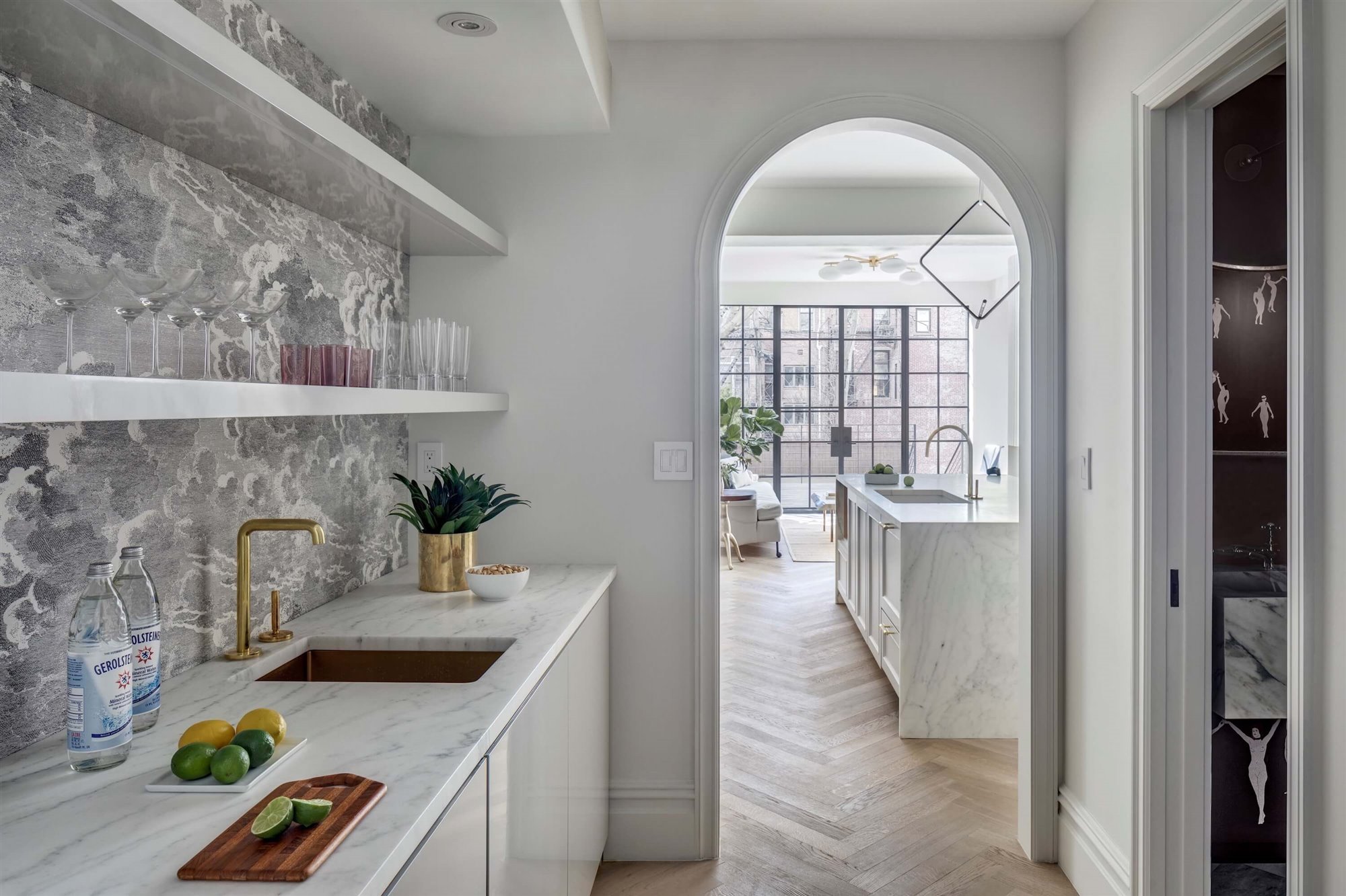 cocina-con-entrada-de-arco-griferia-dorada e1411b1d 640x427