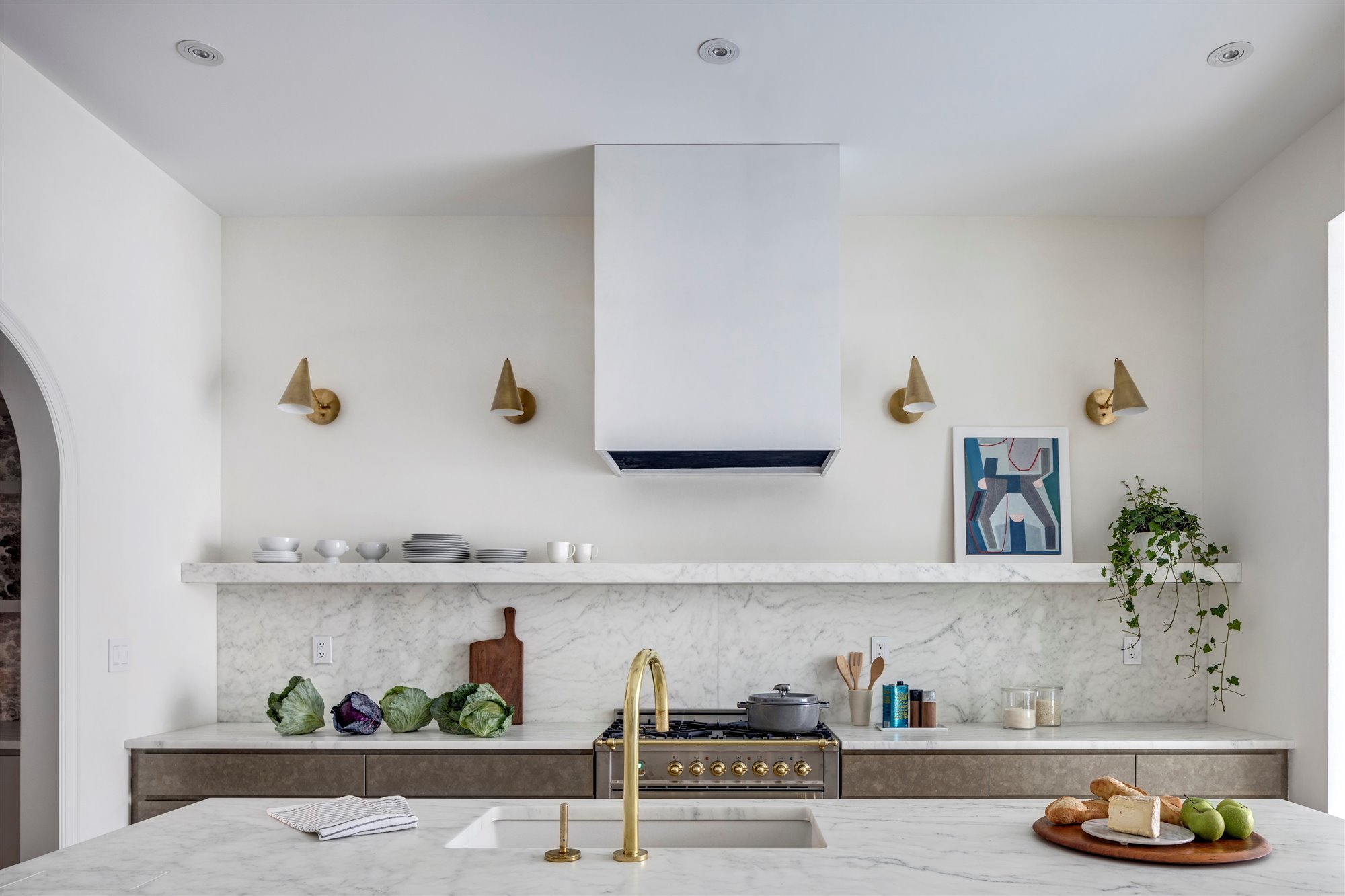 cocina-con-frontal-de-marmol-y-griferias-doradas 4381064a 640x427