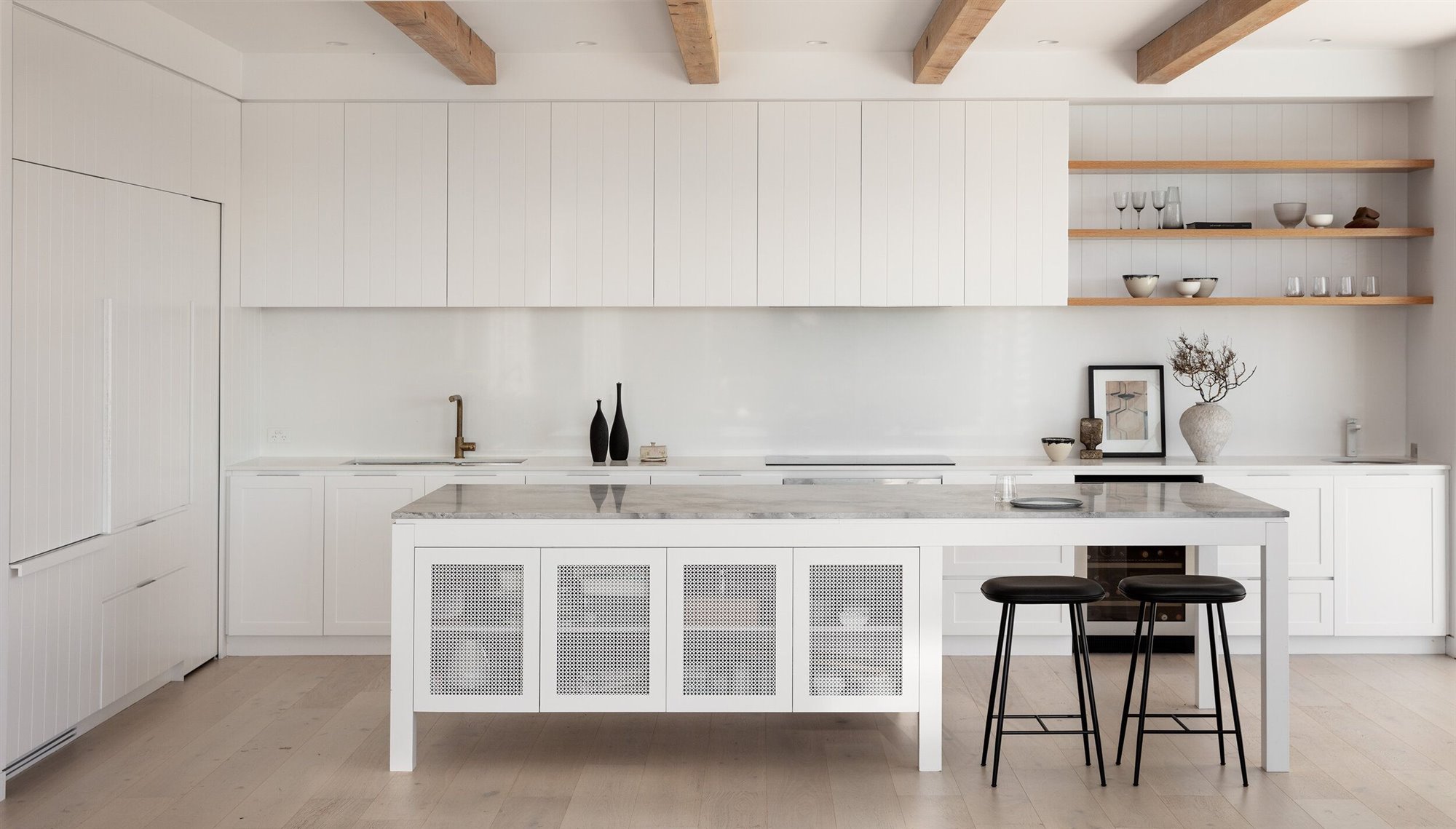 cocina-con-muebels-de-color-blanco-y-taburete-de-color-negro cb4b4267 640x364