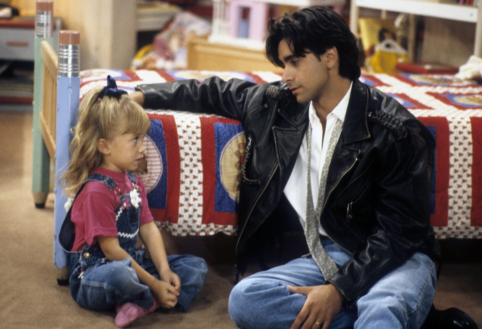 John Stamos en la serie Padres forzosos