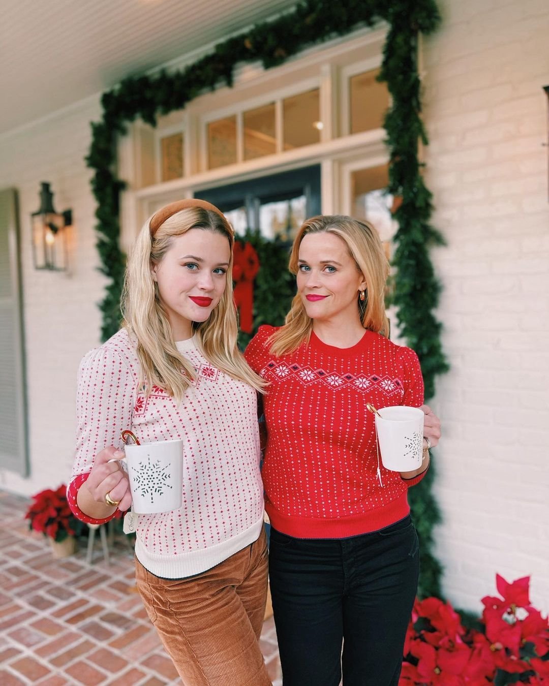 Reese witherspoon y su hija vestidas con jerseys de navidad