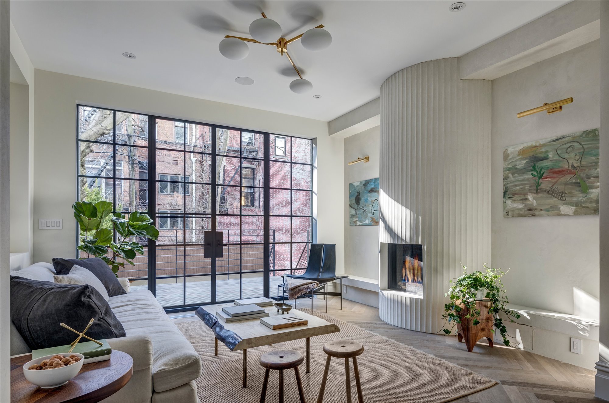 salon-con-sofa-blanco-y-taburetes-de-madera-y-chimenea-de-un-piso-en-nueva-york 251a0c6b 640x424