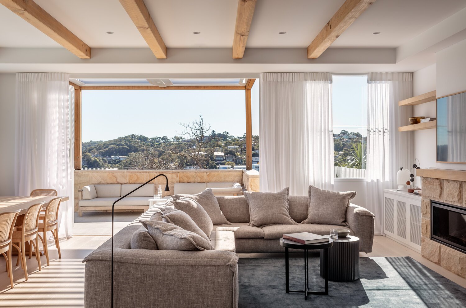 salon-con-sofa-gris-y-vistas-al-exterior 