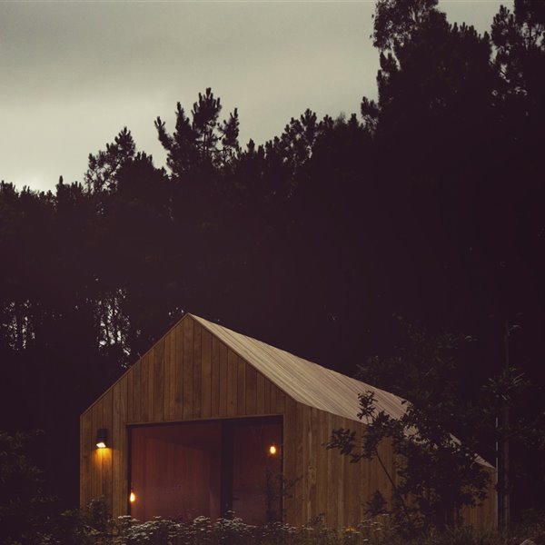 La cabaña de madera minimalista y prefabricada para escaparse unos días a Galicia