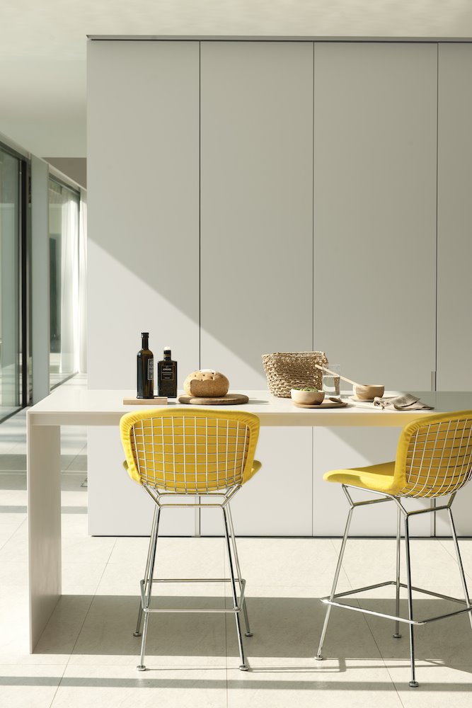 Cocina con taburetes en color amarillo