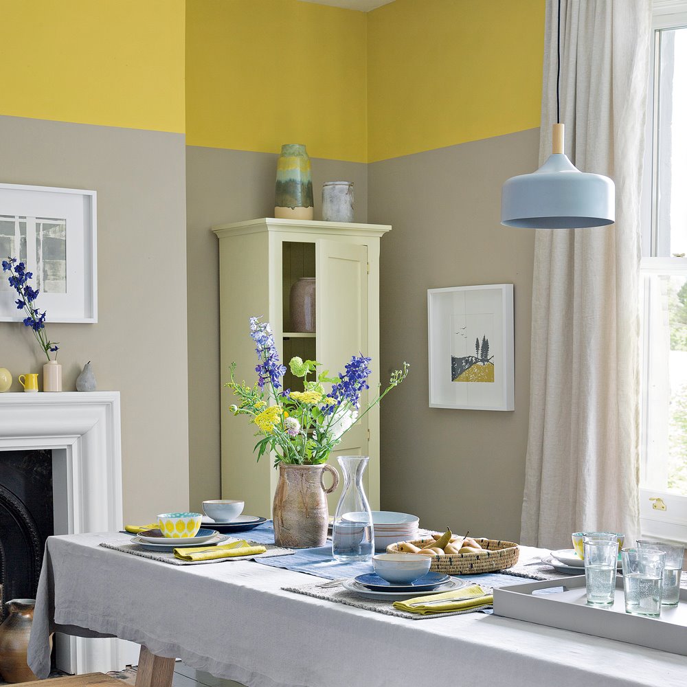 Comedor con paredes en color gris y amarillo