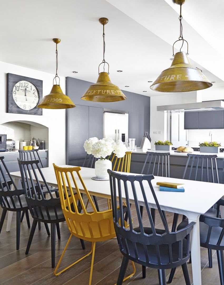 Comedor con sillas en color gris y amarillo