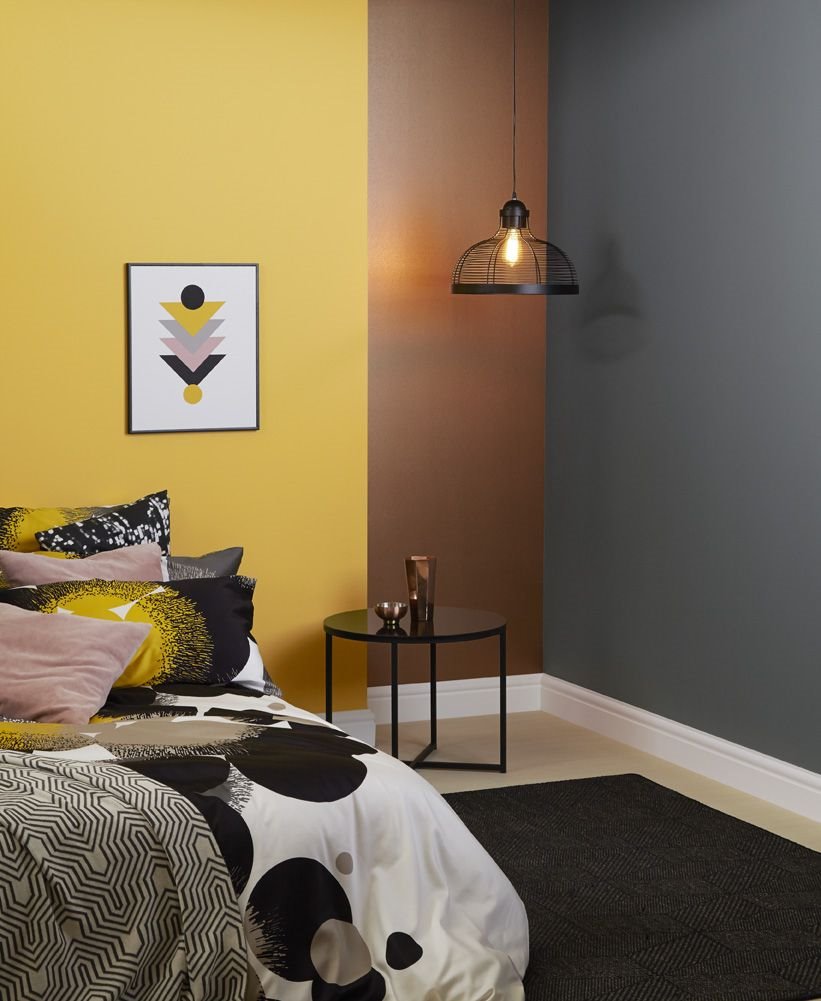 Dormitorio con paredes en color mostaza y gris