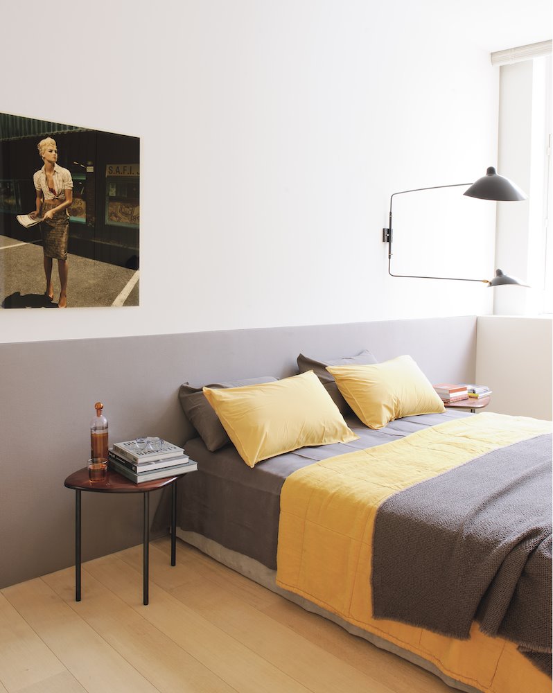 Dormitorio con ropa de cama en color gris y amarillo