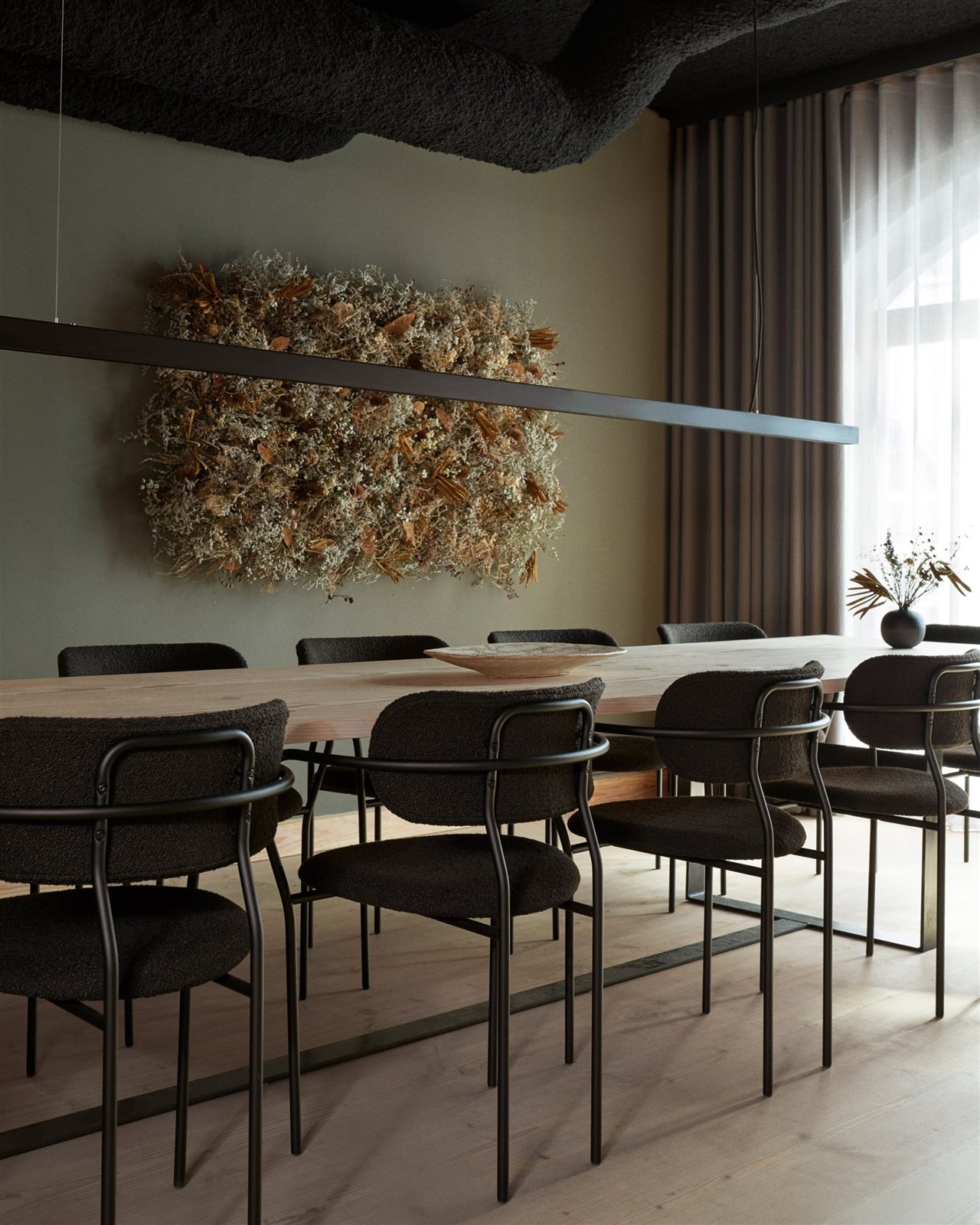 En el comedor privado, una mesa de largas dimensiones hecha con madera de Dinesen.