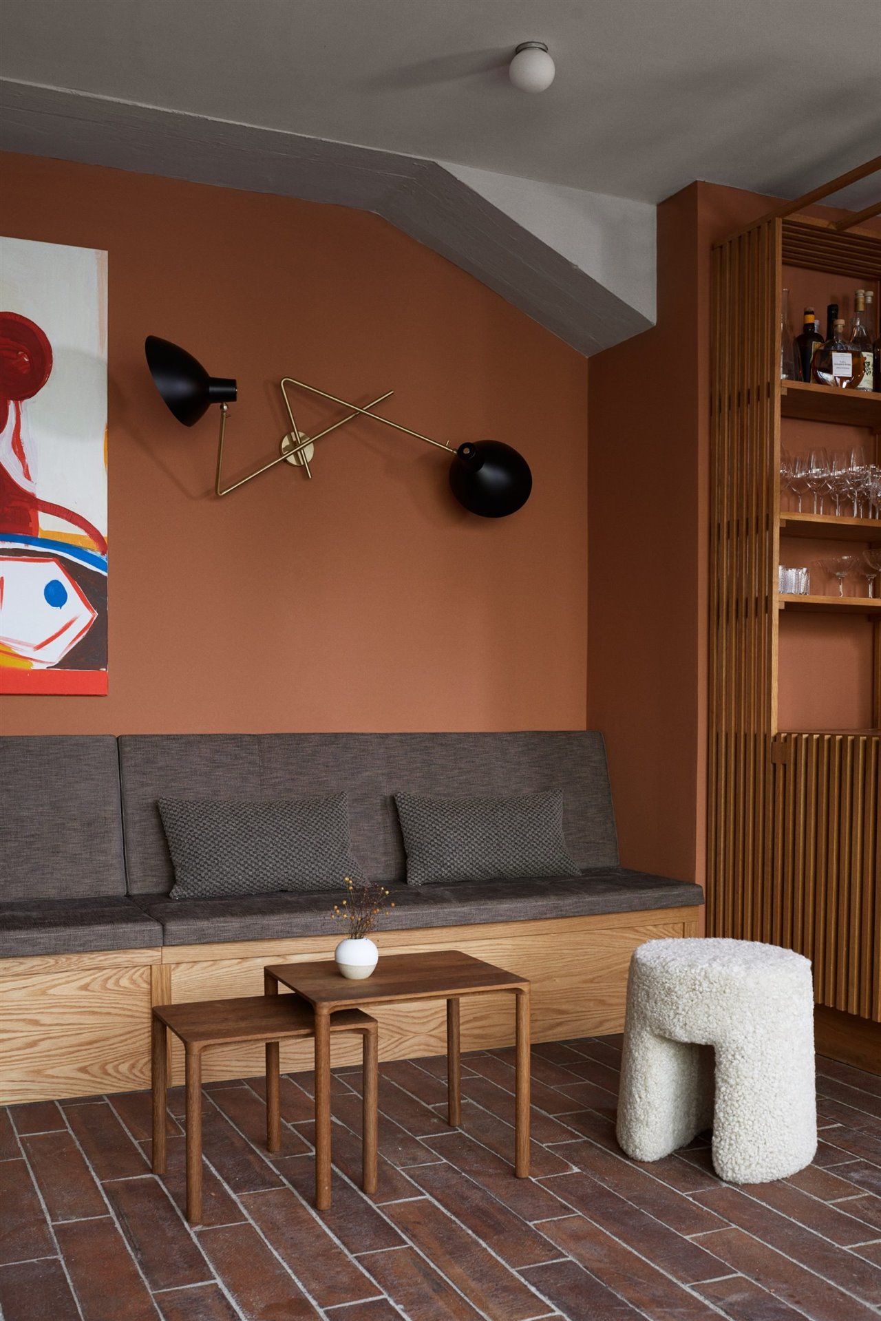 Las paredes de color rojizo combinan perfectamente con los suelos de ladrillo.