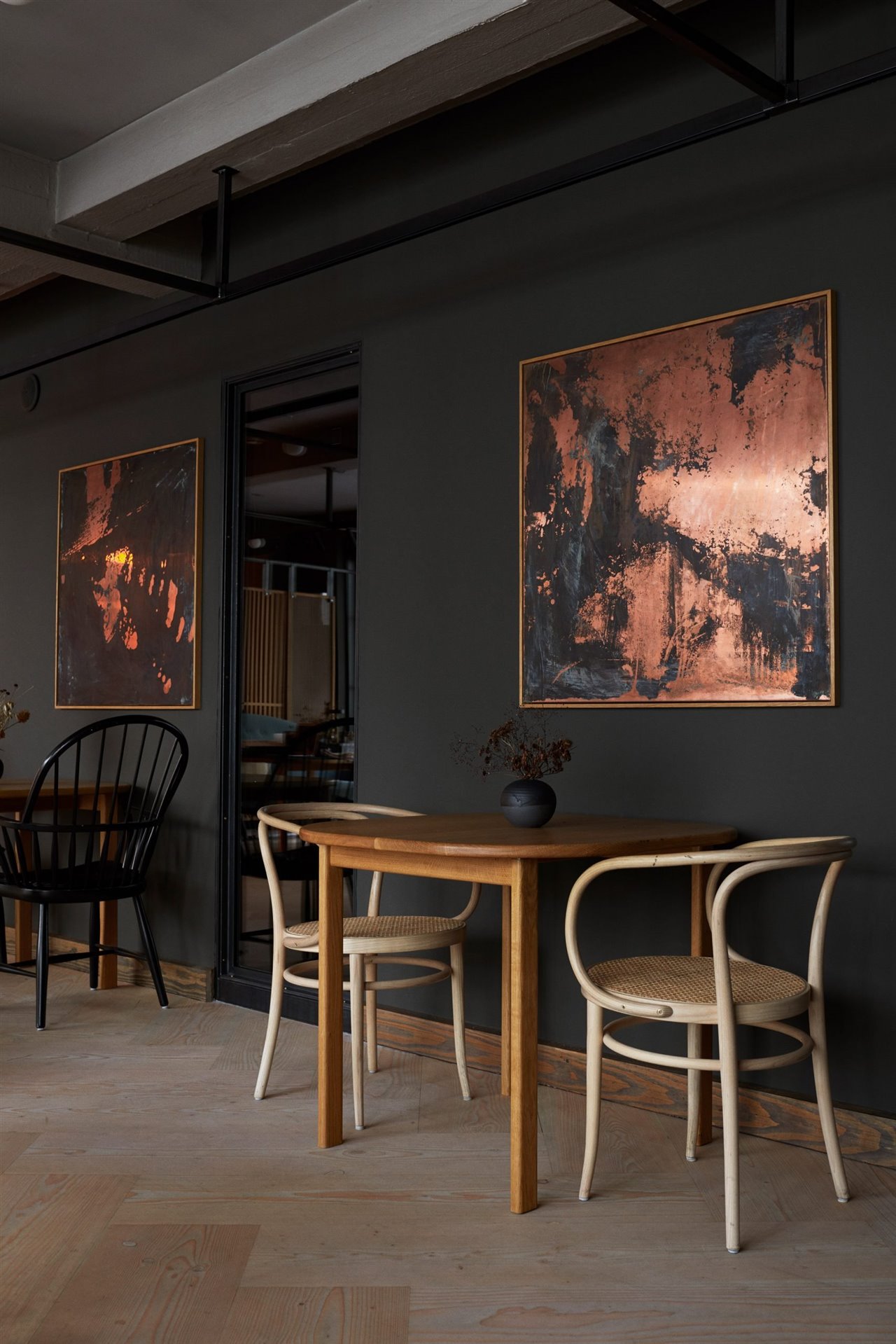 Los interiores en colores oscuros son el marco perfecto para las pinturas del artista Farshad Farzankia, nacido en Teherán y residente en Copenhague.