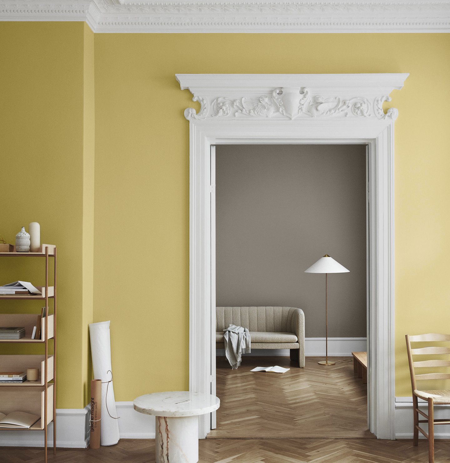 Salon con paredes pintadas en color amarillo y gris puerta con molduras