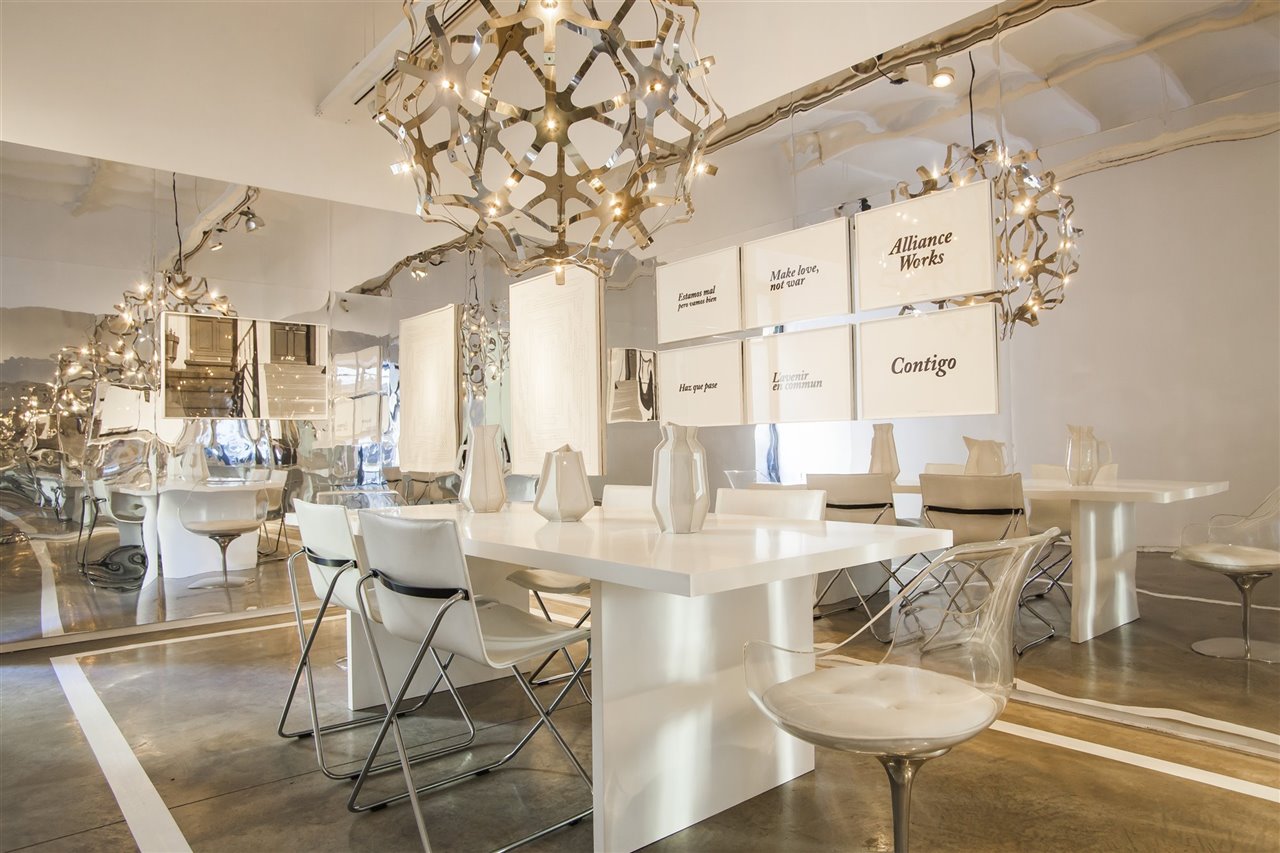 Al entrar en la galería, lo primero que vemos es la Sala Brillante, un comedor convertido en un improvisado despacho.