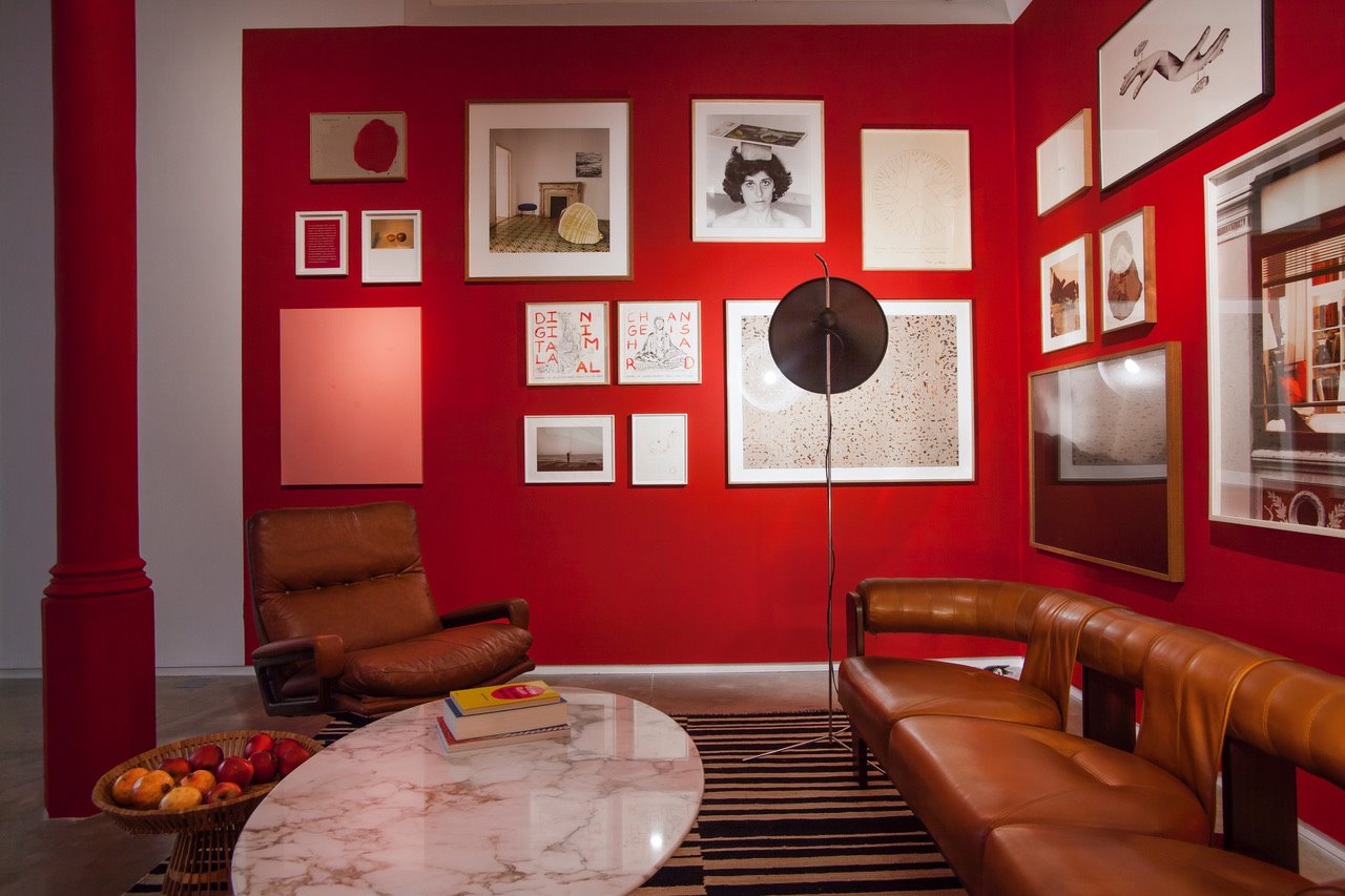 En la sala roja, los cuadros y fotografías cuelgan de la pared como si de un Gabinete de curiosidades se tratase.