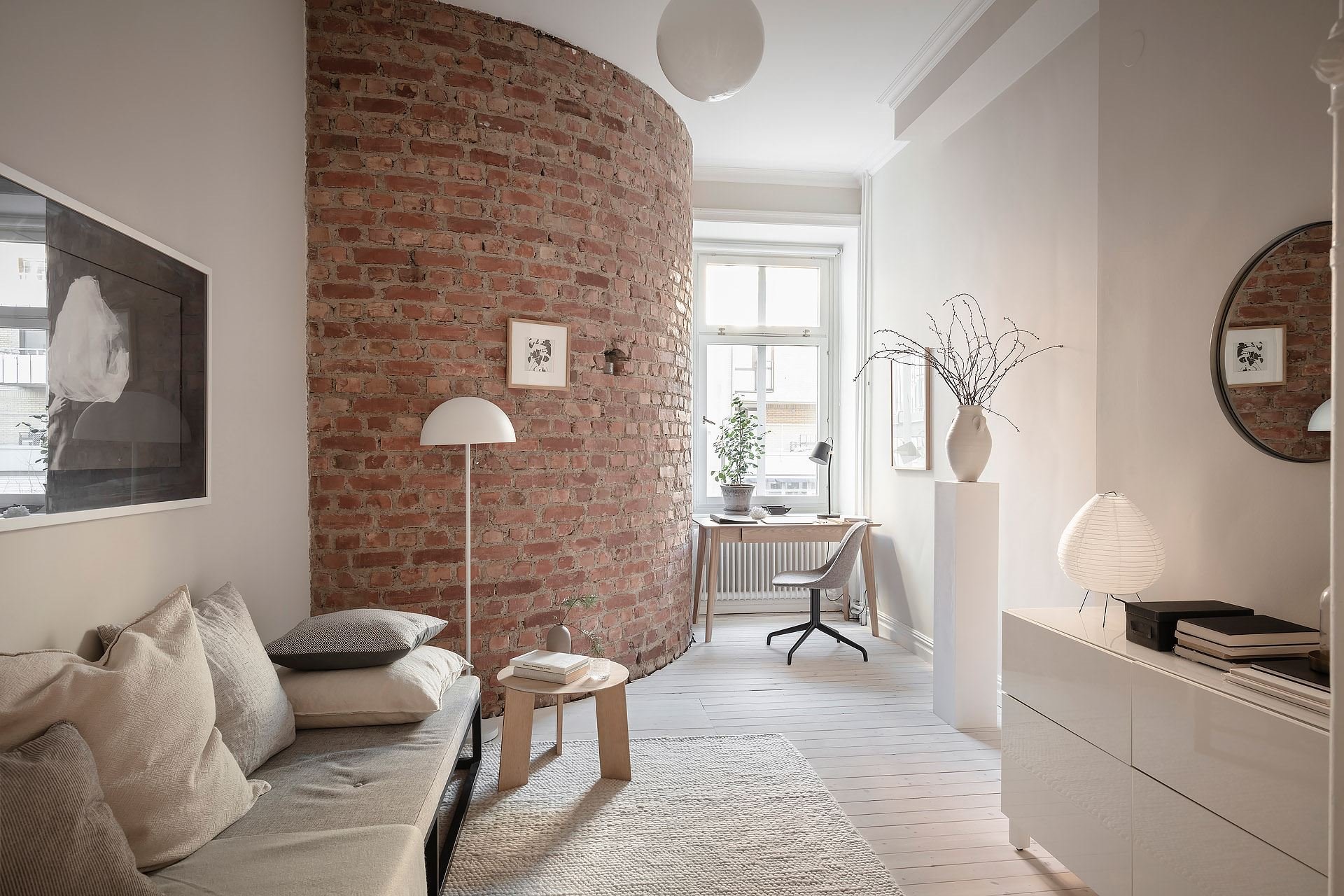 apartamento-en-estocolmo-despacho-con-pared-de-ladrillo-rojo a204d7f4 640x427