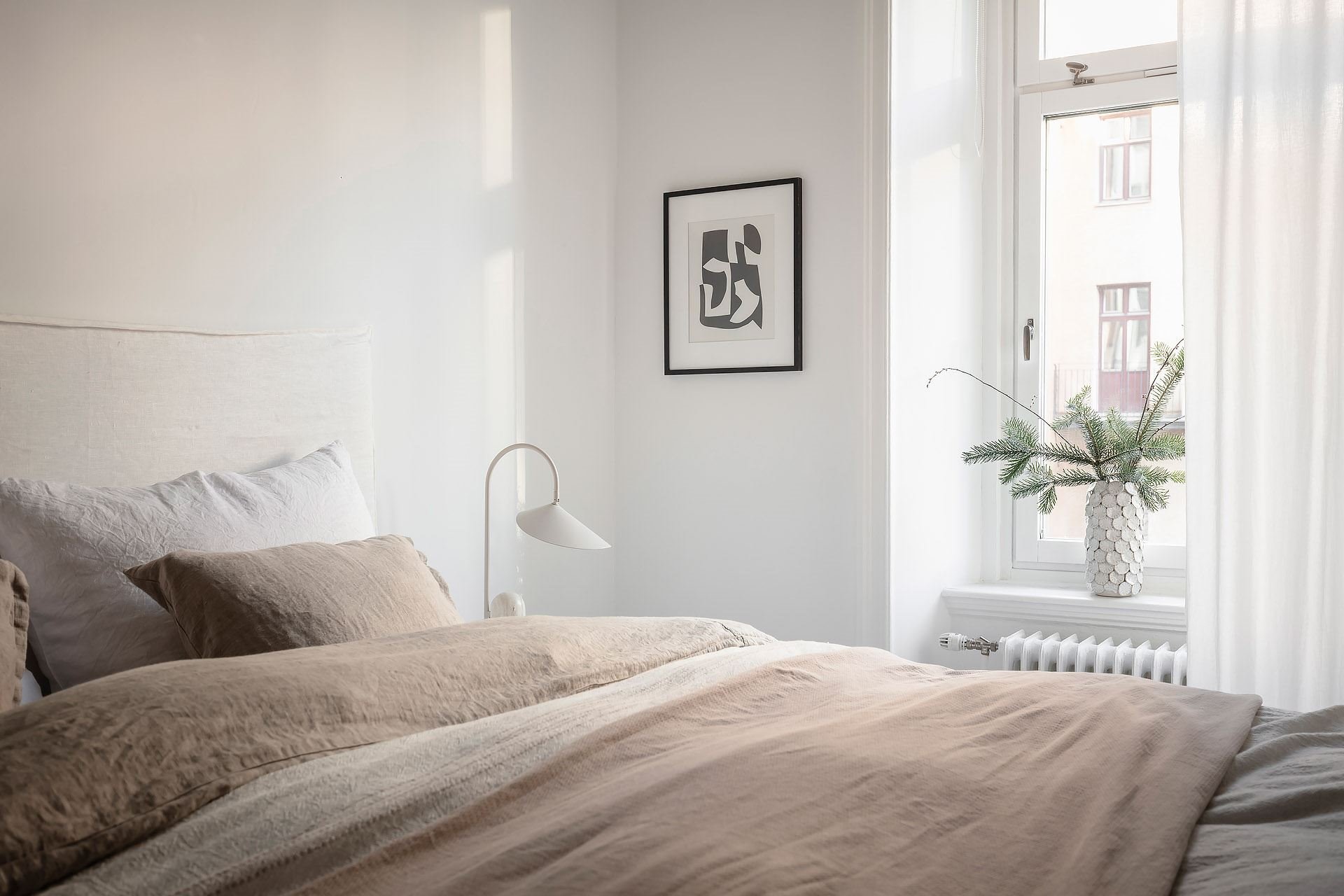apartamento-en-estocolmo-dormitorio-con-planta-de-navidad-en-la-ventana 2886bc06 640x427