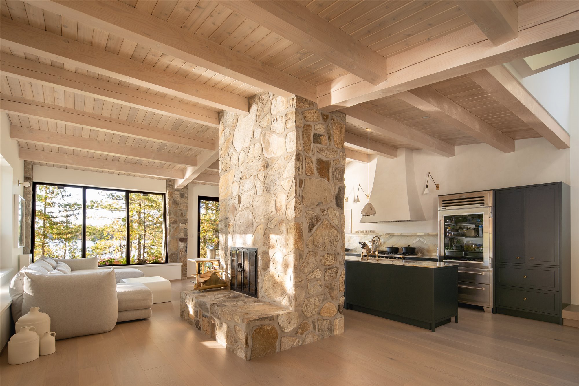 Casa con chimenea de piedra de una casa en montreal