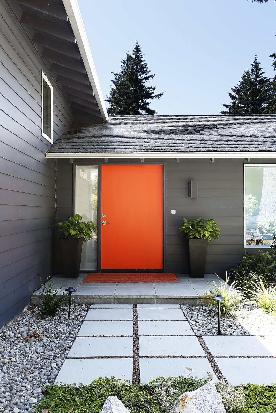 casa contenedores puerta naranja