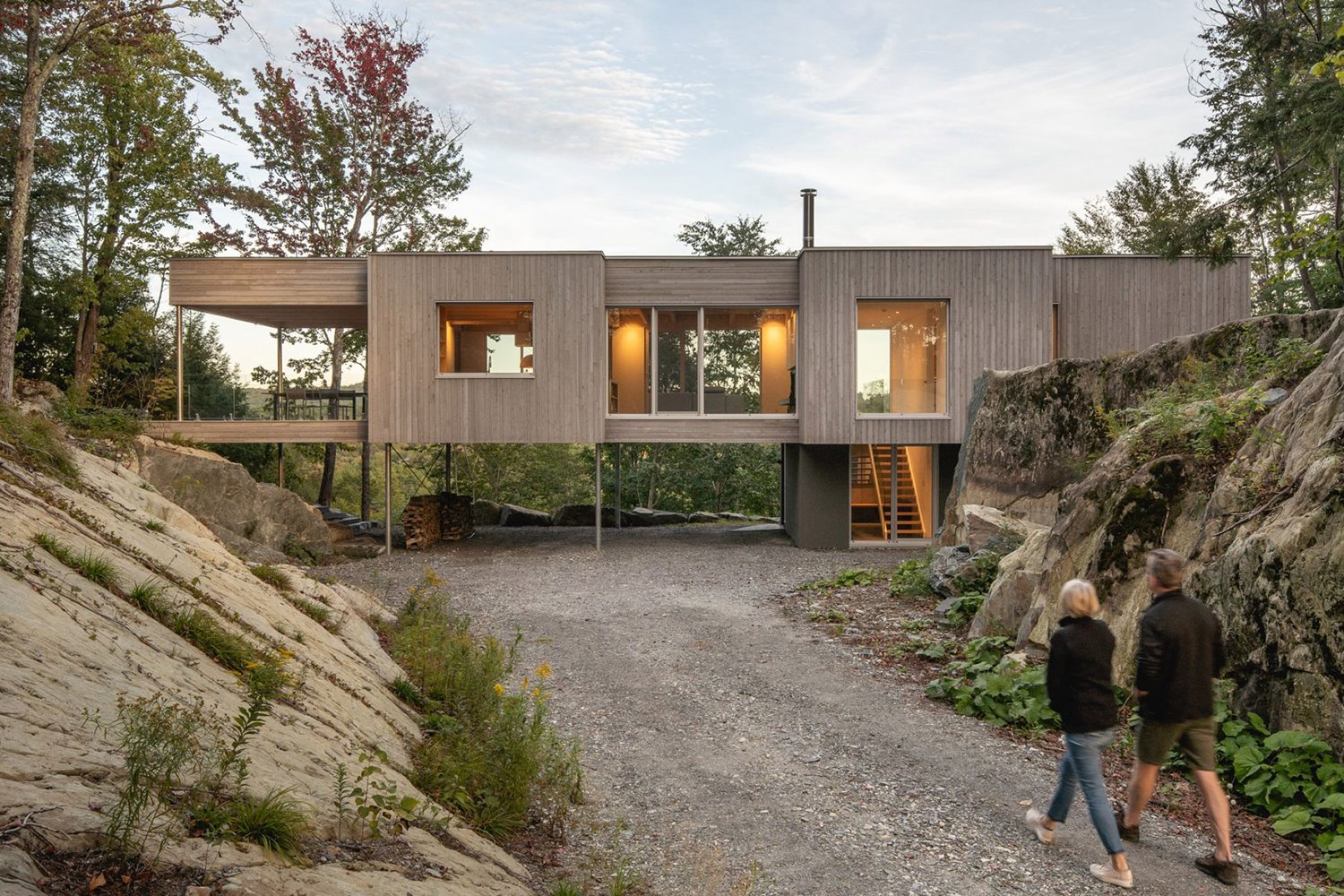 Una moderna casa de madera levantada sobre pilares para mejorar las vistas