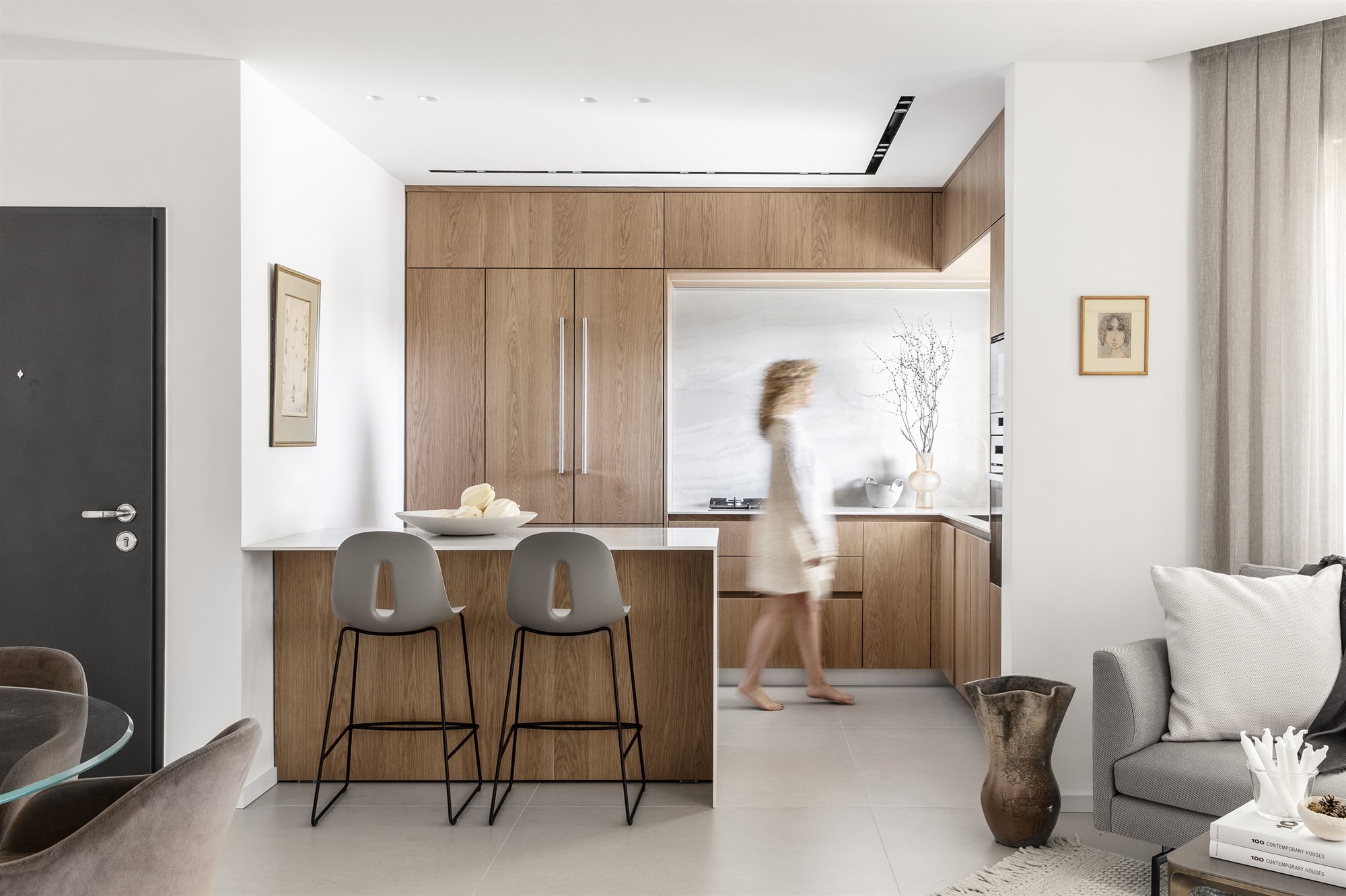 Cocina con muebles de madera de un piso en Teheran