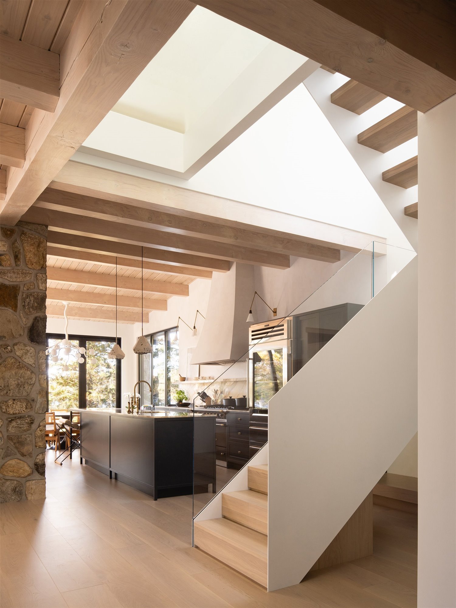 Cocina y escalera de una casa en montreal