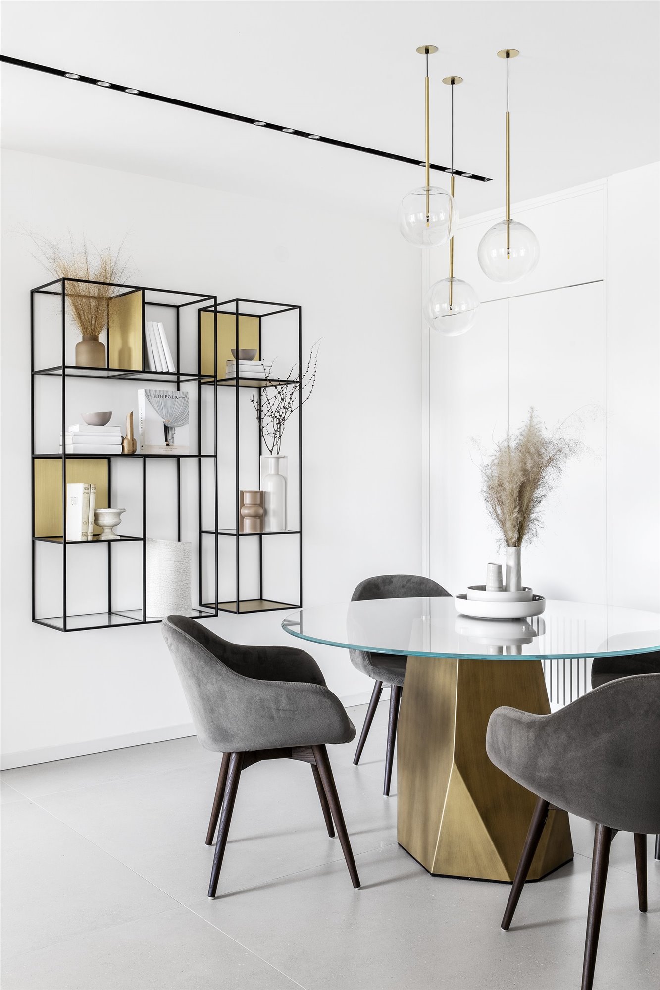 Comedor con mesa de cristal redonda