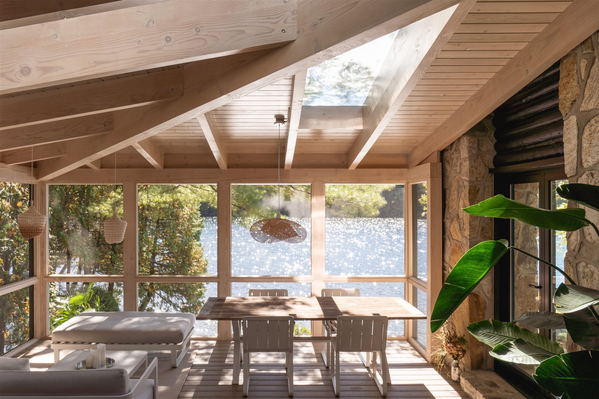 Comedor con vistas a un lago de una casa en Montreal