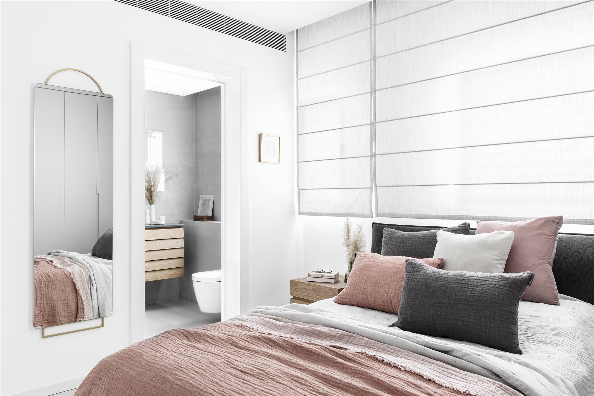Dormitorio con espejo y estores