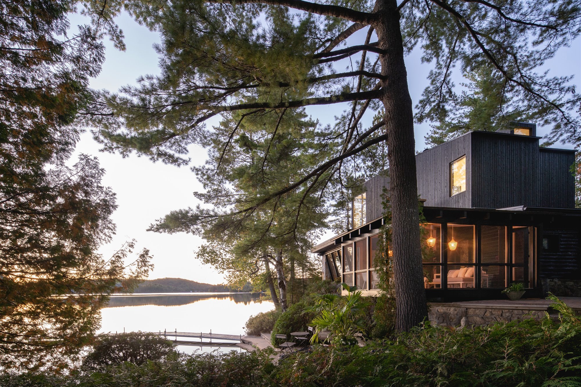 Fachada de una casa de madera en Montreal con vistas a un lago