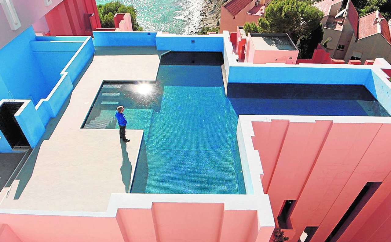 En lo alto de La Muralla Roja, el protagonista tiene una epifanía: si en una ciudad con el buen clima de Benidorm puede nevar, todo es posible. 