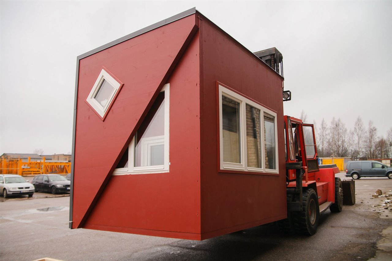 Las cabañas se pliegan en forma de cubo para facilitar su transporte en camión.