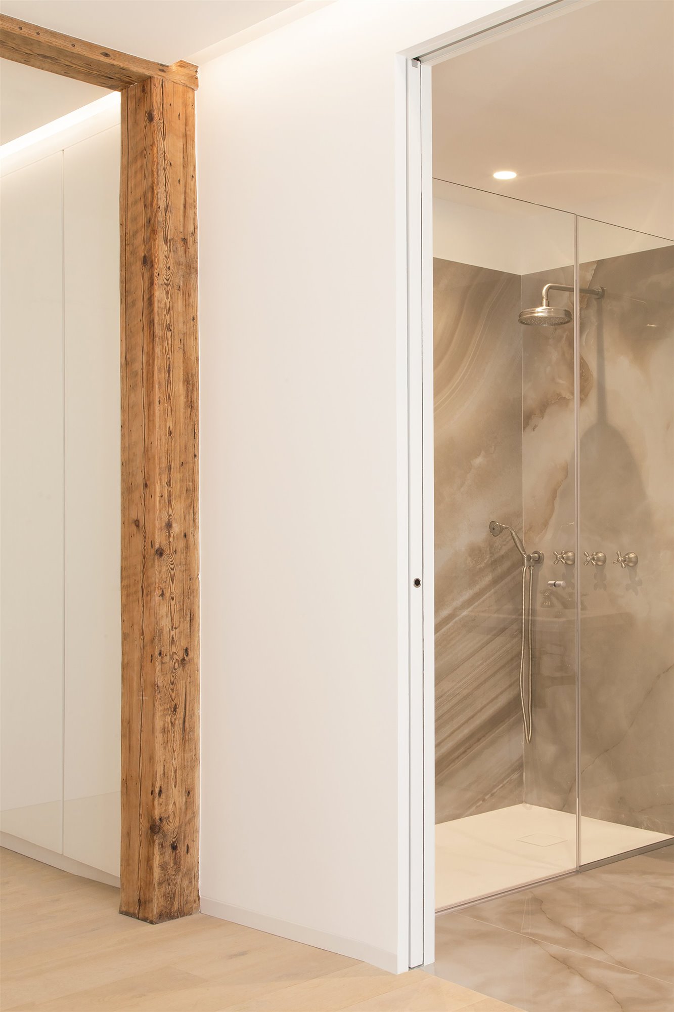 Piso reformado en San Sebastian con suelos de madera y mucha luz baño con cemento pulido en gris