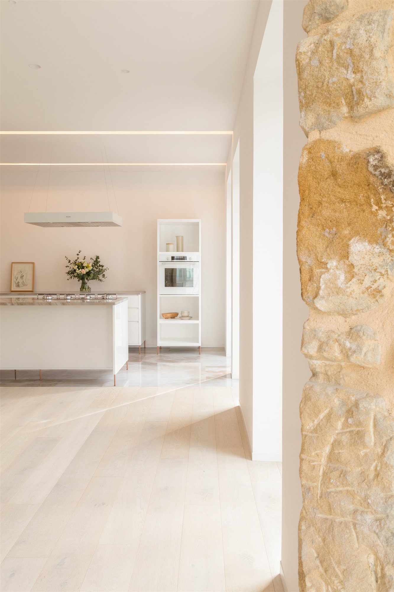 Piso reformado en San Sebastian con suelos de madera y mucha luz cocina con muebles blancos