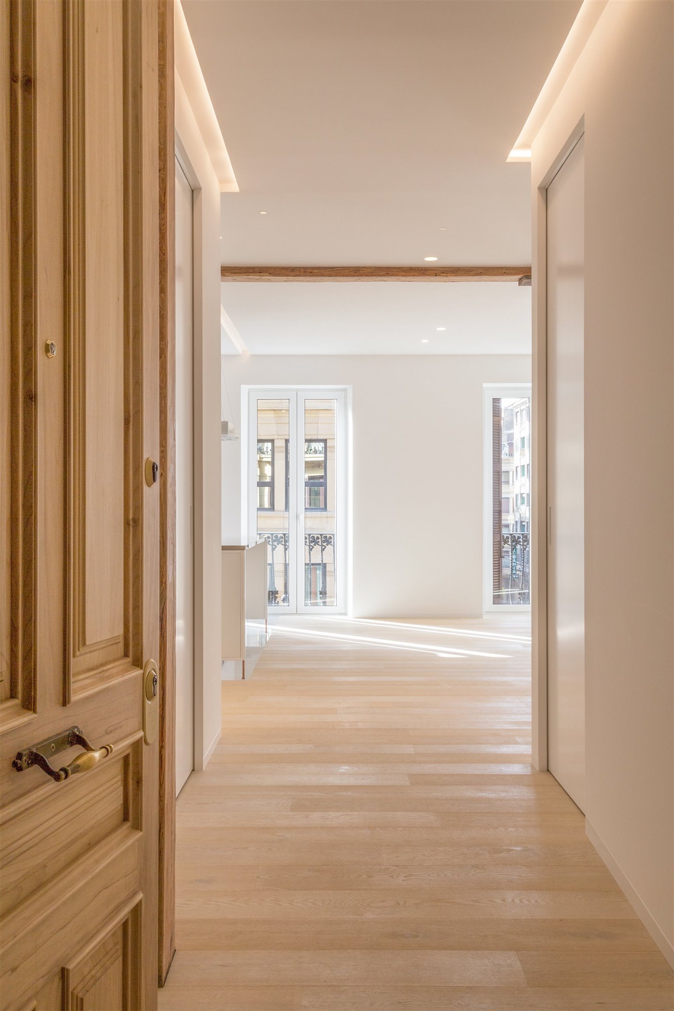 Piso reformado en San Sebastian con suelos de madera y mucha luz entrada