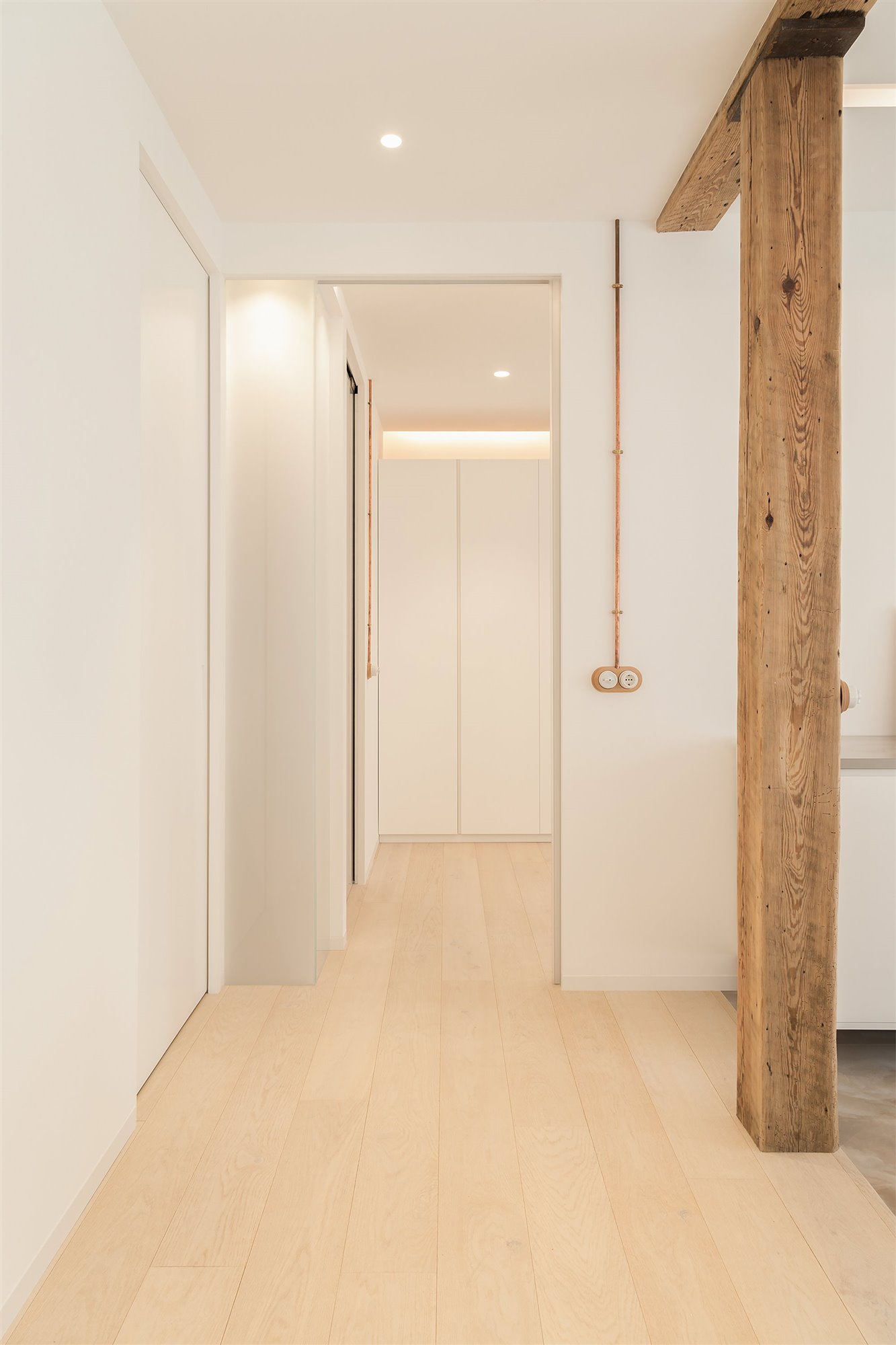 Piso reformado en San Sebastian con suelos de madera y mucha luz paredes blancas