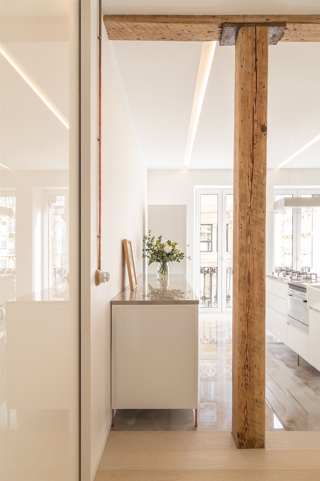 Piso reformado en San Sebastian con suelos de madera y mucha luz viga de madera recuperada