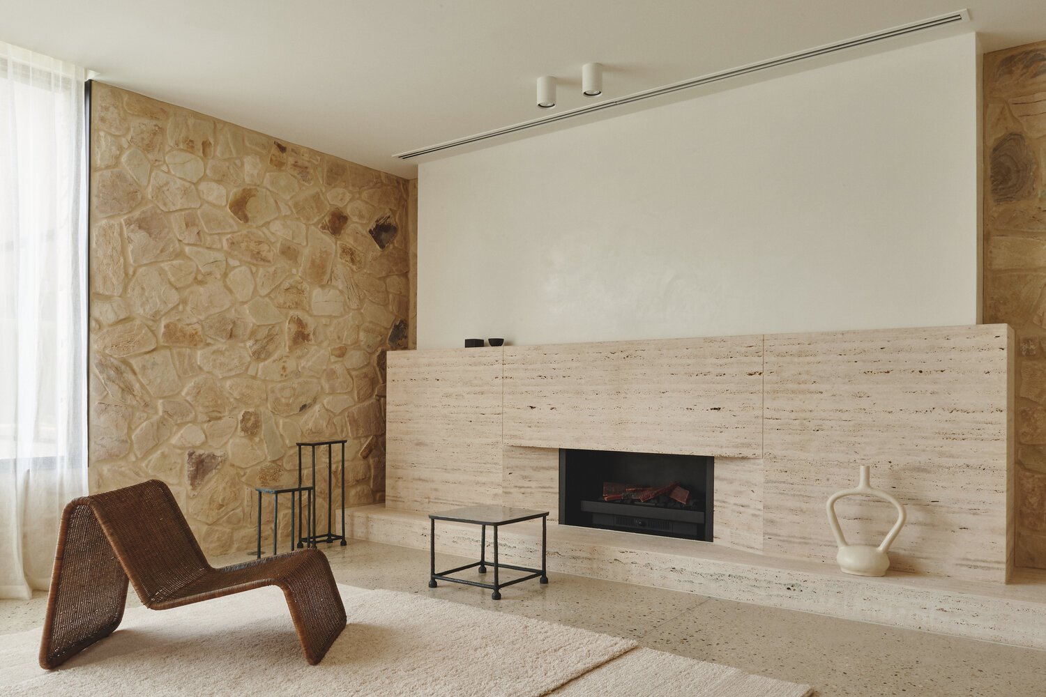 salon-con-chimenea-de-una-masseria-en-italia f524043e 640x427