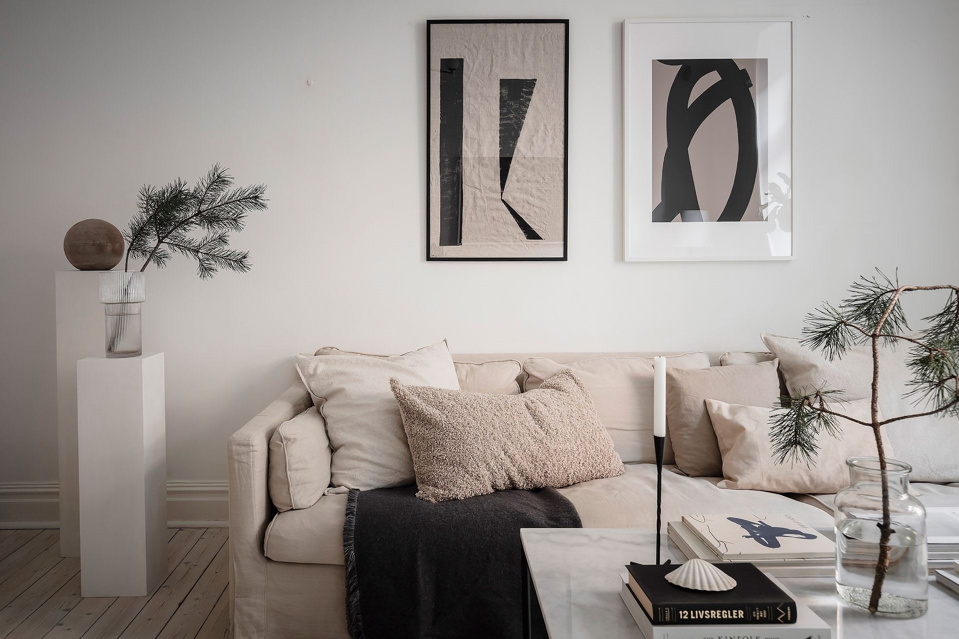 Sofa en color ocre de un apartamento en Estocolmo