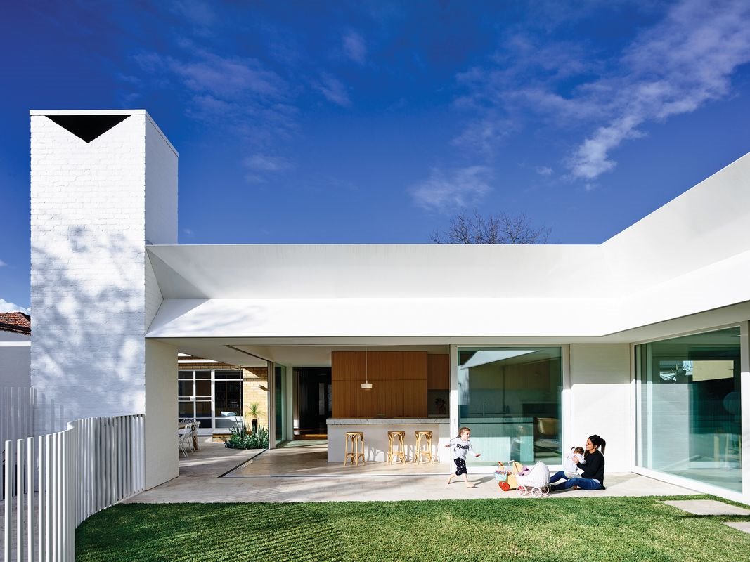 Casa con patio jardin con cesped. Al aire libre