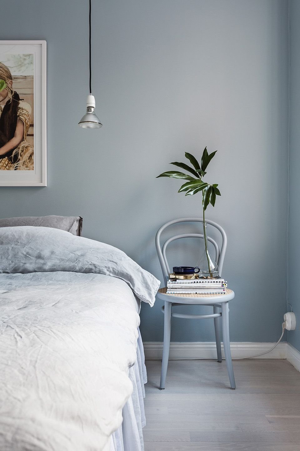 Dormitorio con pared y silla en color azul clarito. Azul celeste
