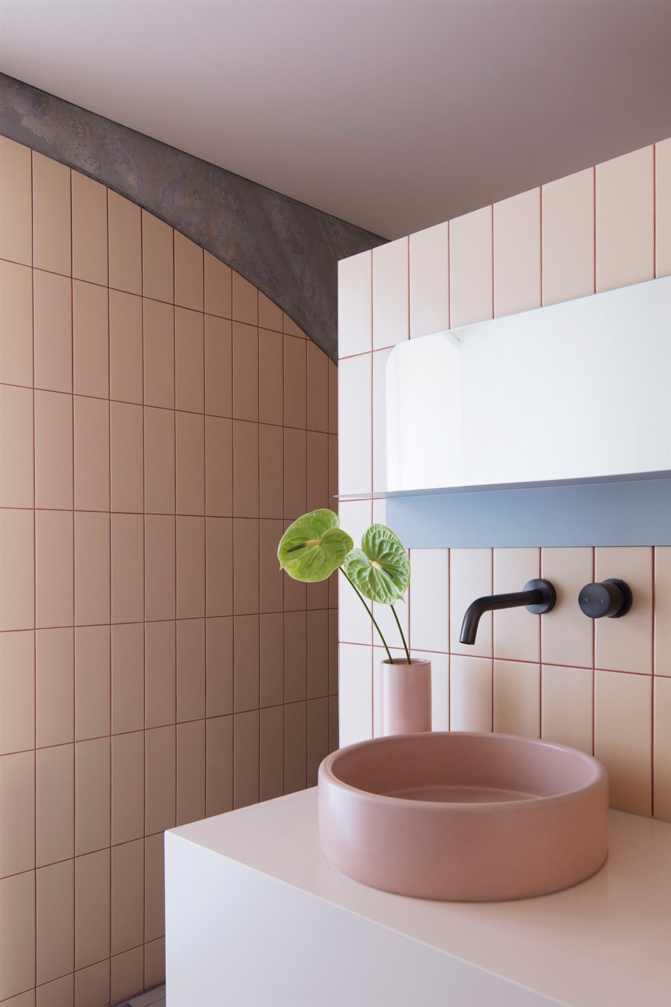 casa de hormigón baño rosa