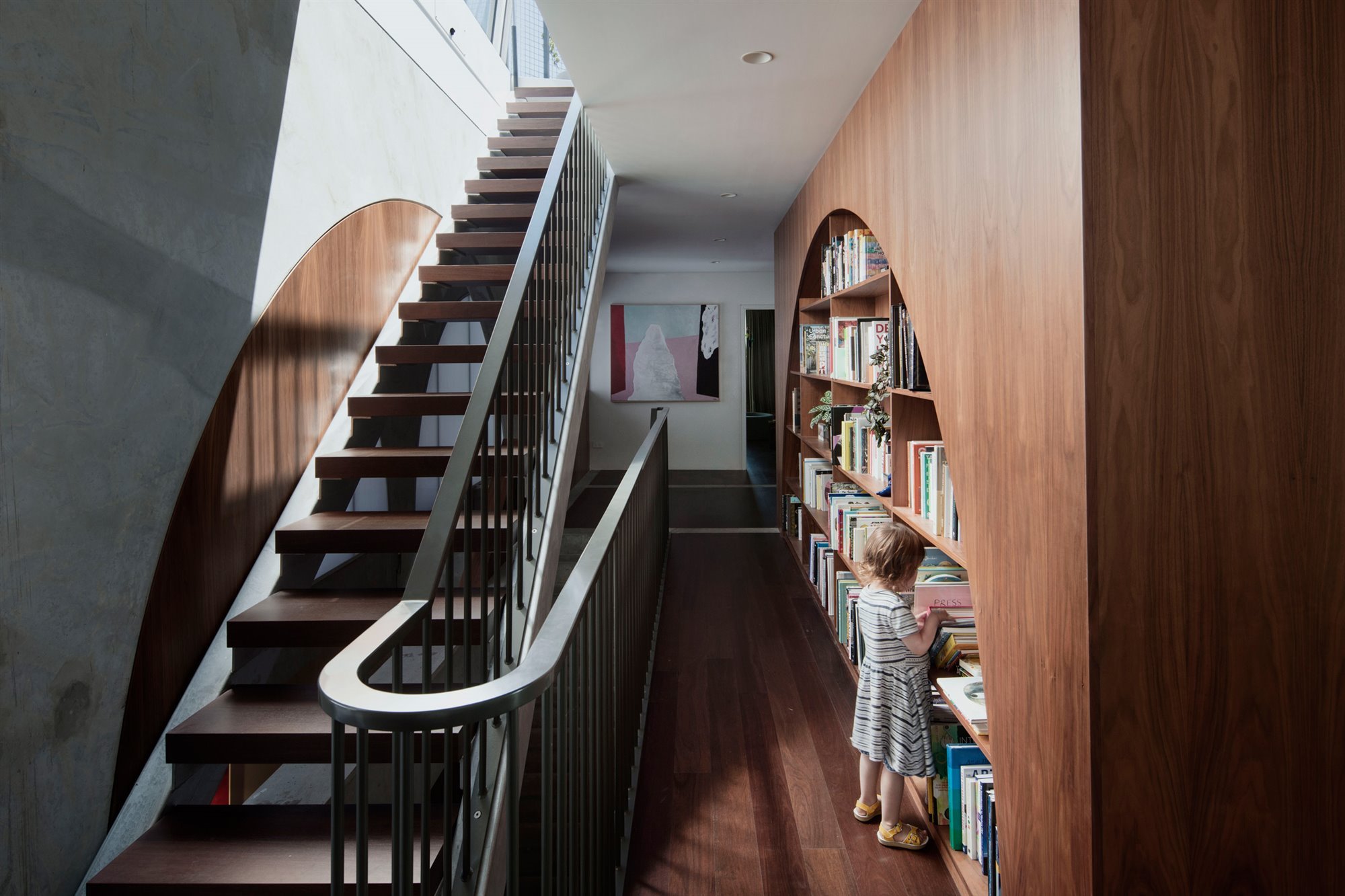 casa de hormigón librería niña