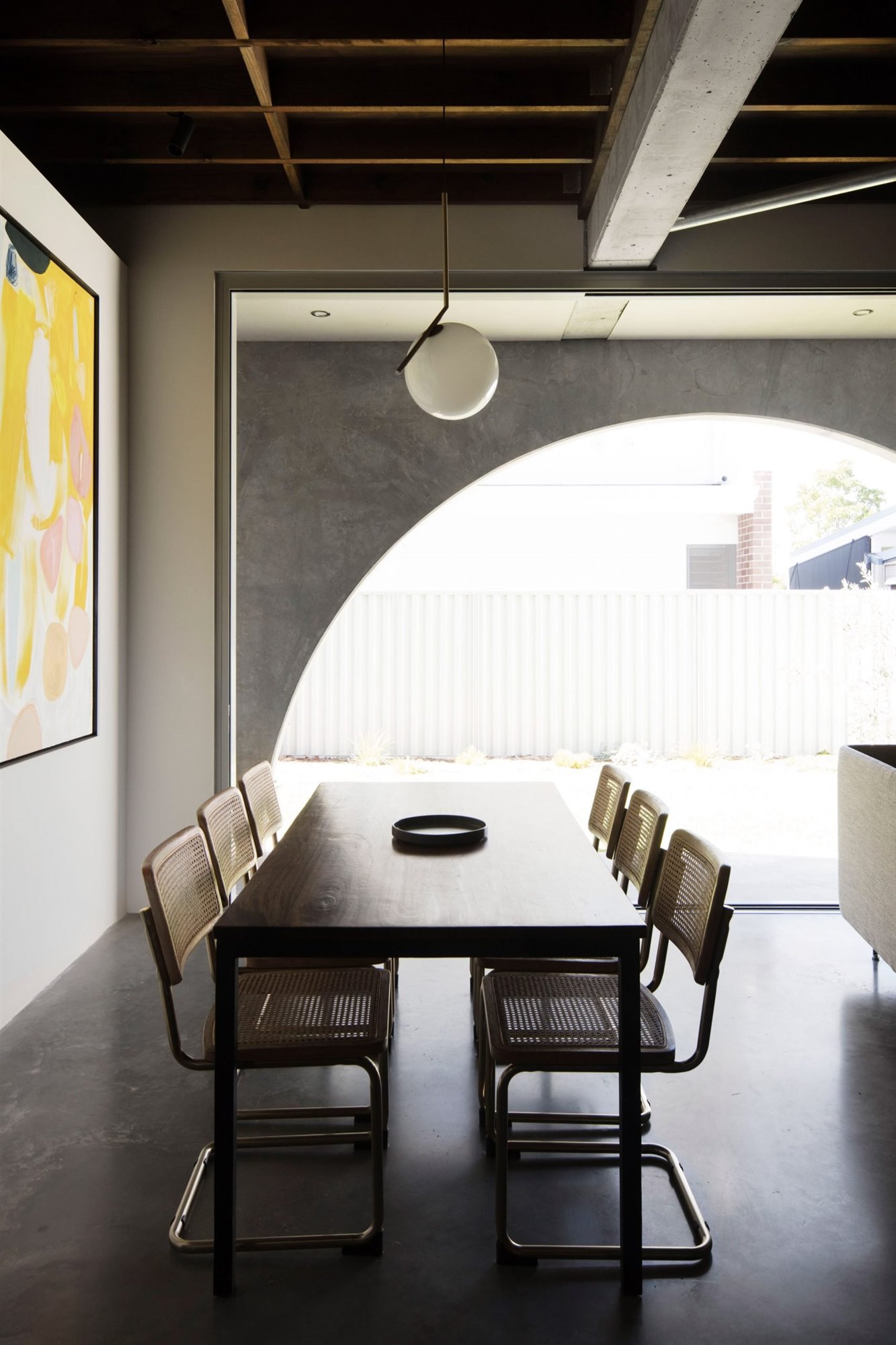 casa de hormigón salón con ventana
