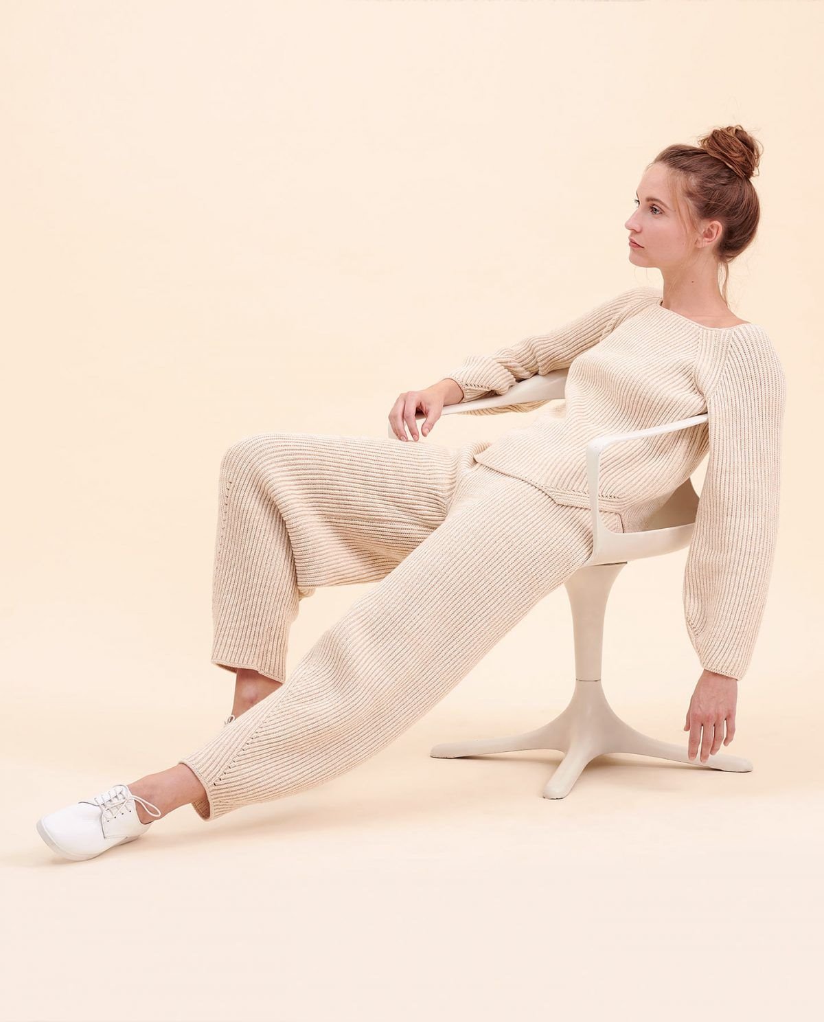 Chica vestida con ropa de cashmere para estar en casa. Comodidad en casa