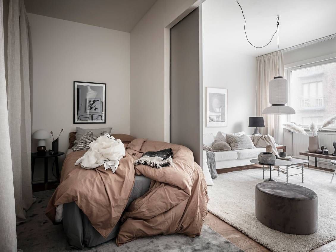 Dormitorio con cama y salon puerta corredera. Espacios reinventados