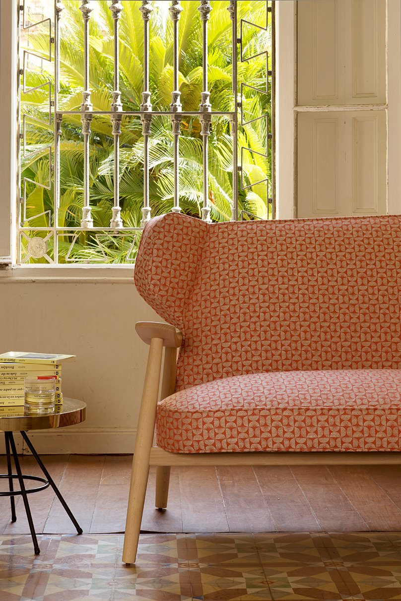Sofa de lagranja design en color rosa y con estructura de madera