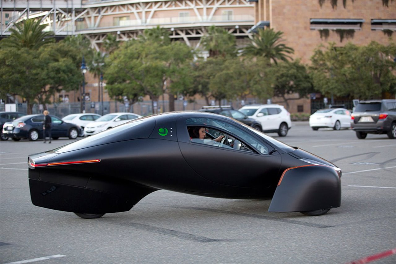 Su motor permite acelerar de 0 a 100 en solo 3,5 segundos y alcanzar una velocidad máxima de 177 km/h.