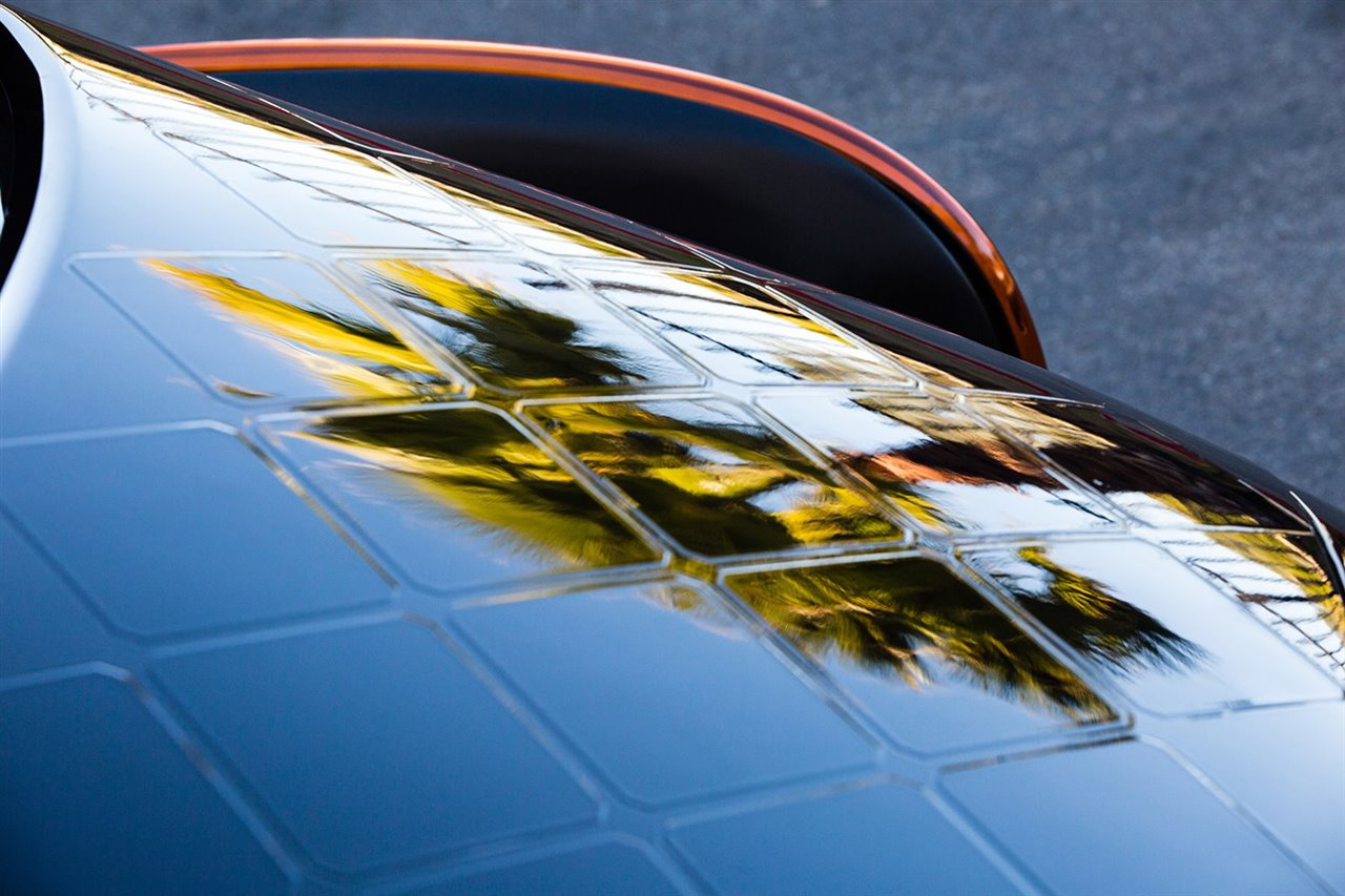 Sus 180 células solares integradas en la carrocería permiten recargar el coche sobre la marcha.