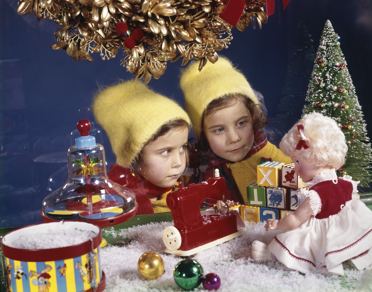 NIñas mirando una muñeca de Navidad. 1964